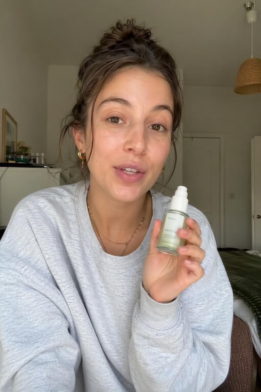 Creator spricht vor der Kamera über eine Markenpartnerschaft