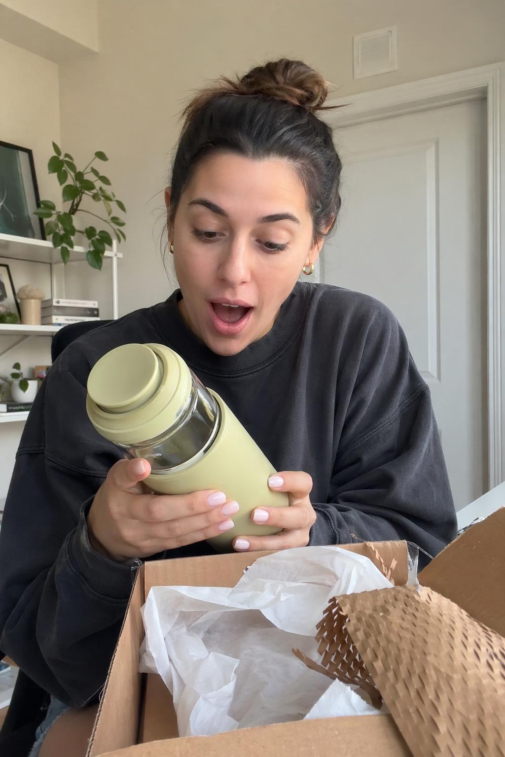 Mit dem Smartphone gefilmtes Produkt-Unboxing mit ehrlichem Ersteindruck