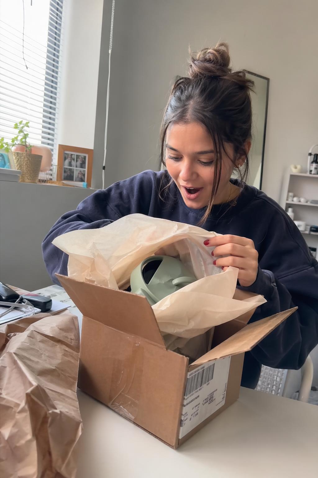 Creator-Unboxing-Reaktion auf einen neuen E-Commerce-Drop