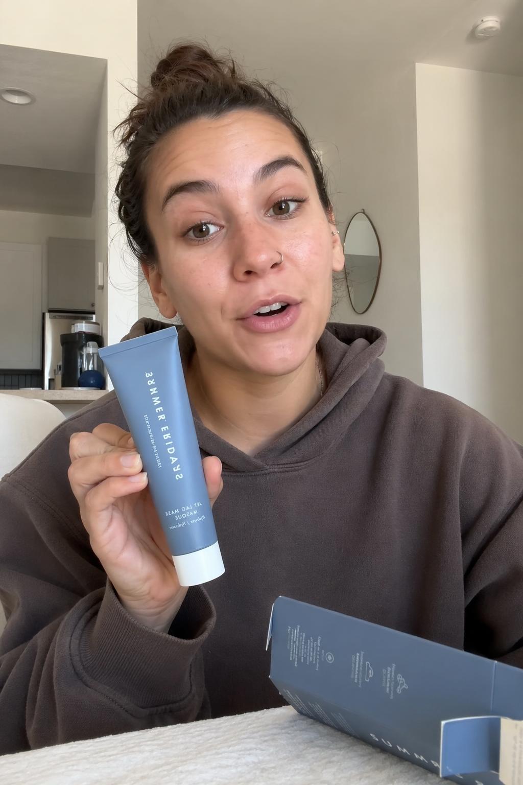 Креатор розповідає про продукт на камеру