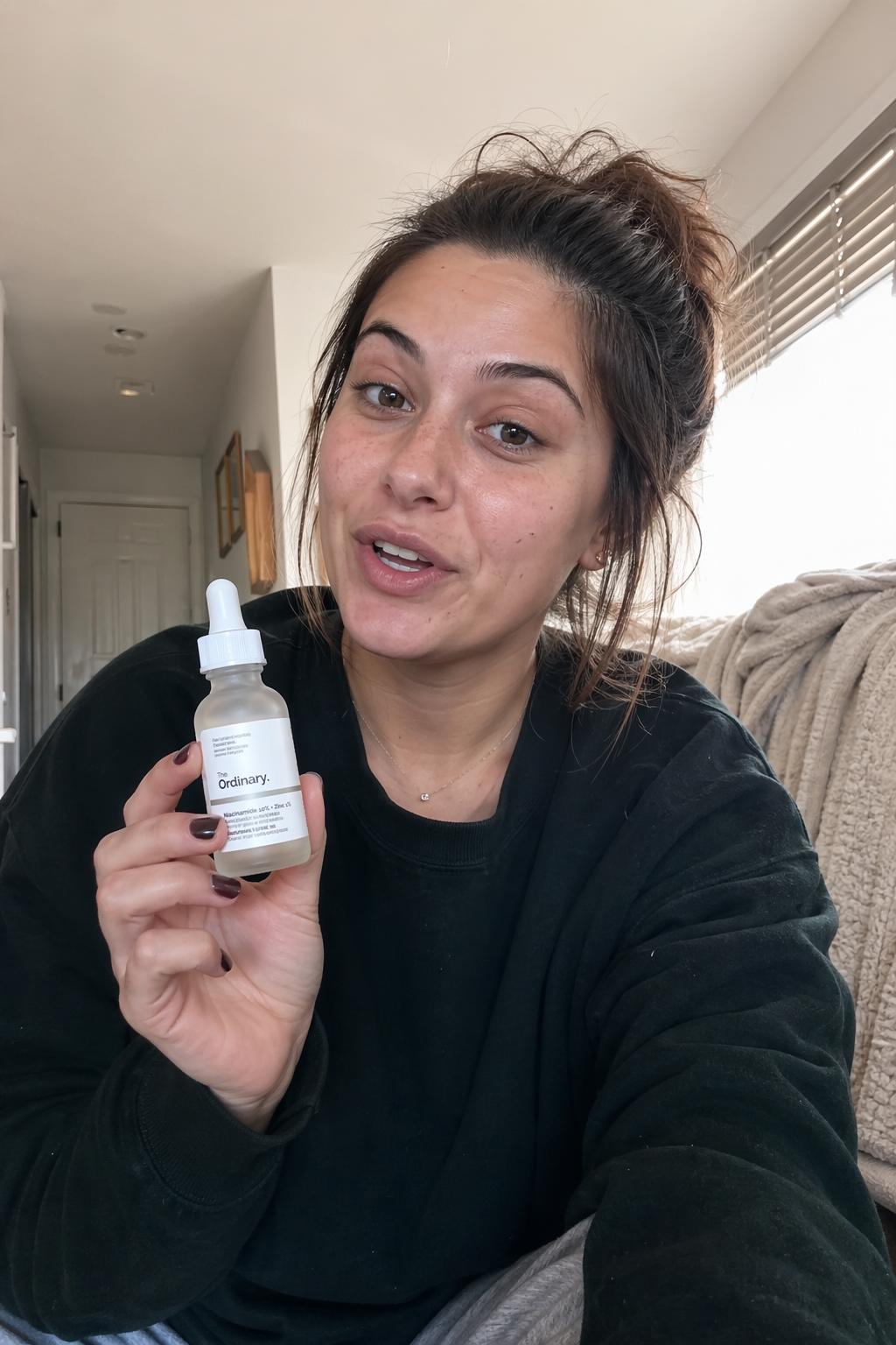 Creator, der ein Produkt in einer natürlichen Wohnumgebung vor der Kamera bewertet