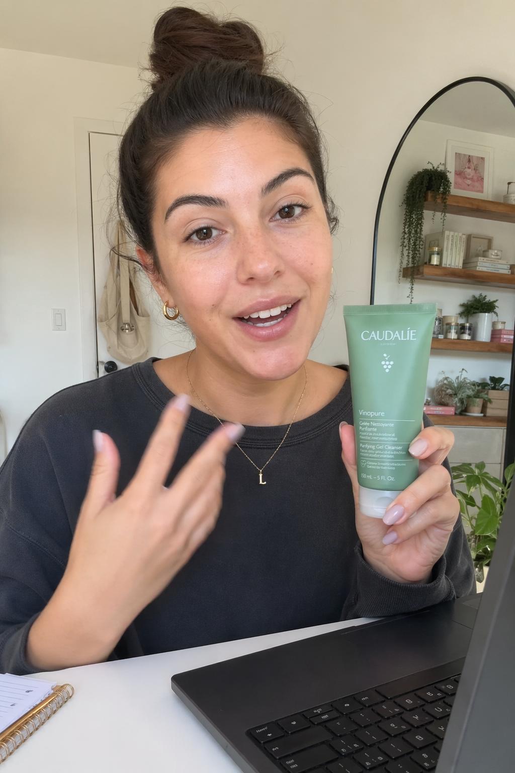 Testimonio de creador con el producto en cámara