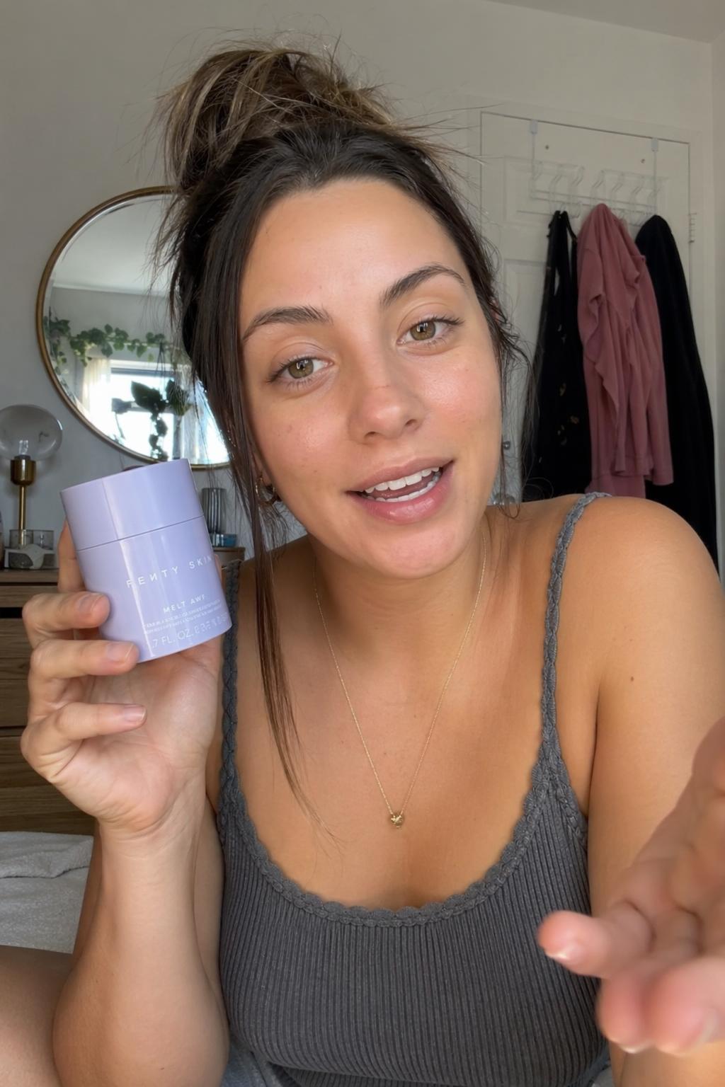 Creator erklärt ein Markenprodukt in einem per Handy aufgenommenen Testimonial