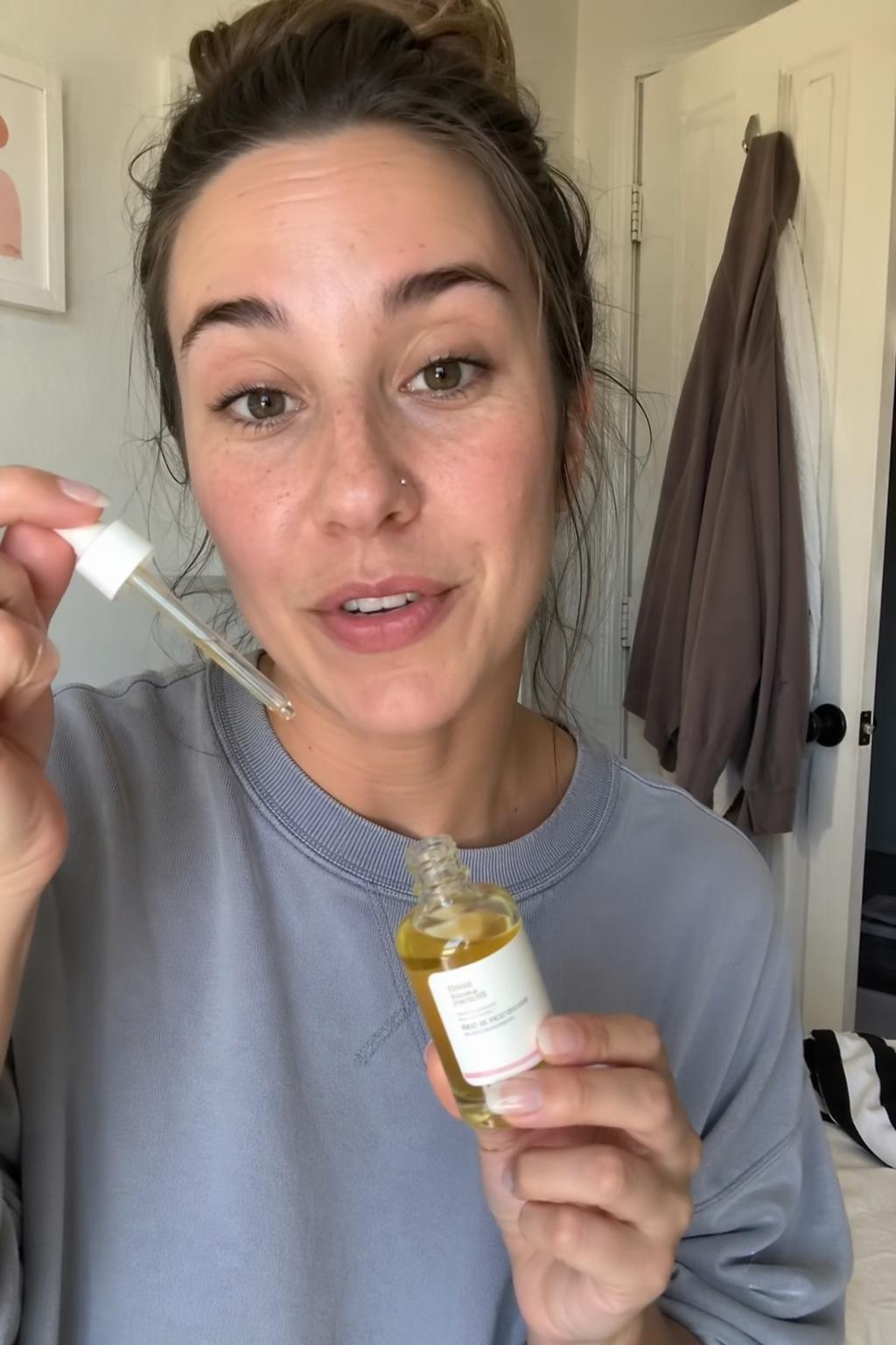 Creator zeigt ein Markenprodukt in einem per Handy aufgenommenen Testimonial