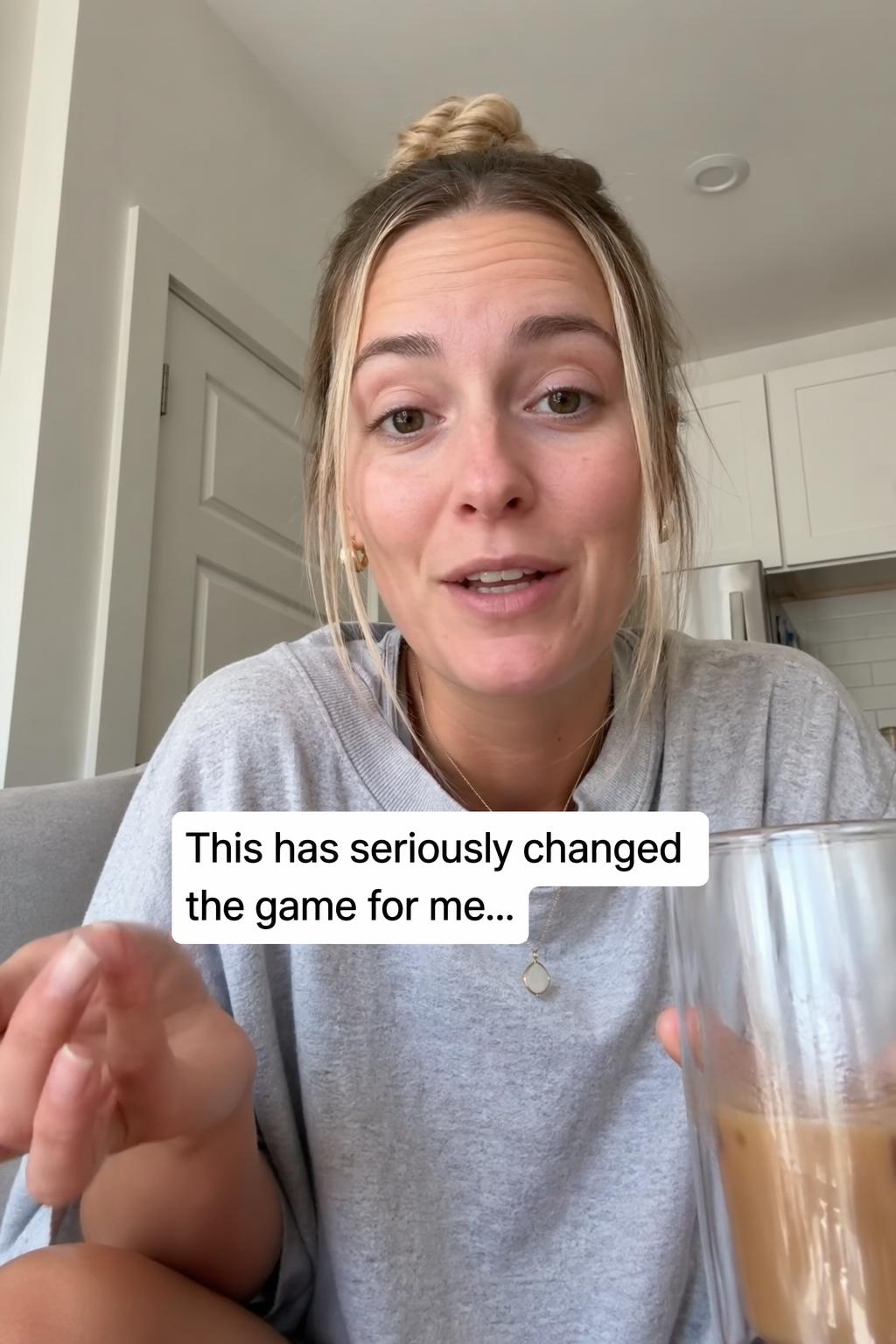 Anuncio testimonial de creador para un producto cotidiano y cercano