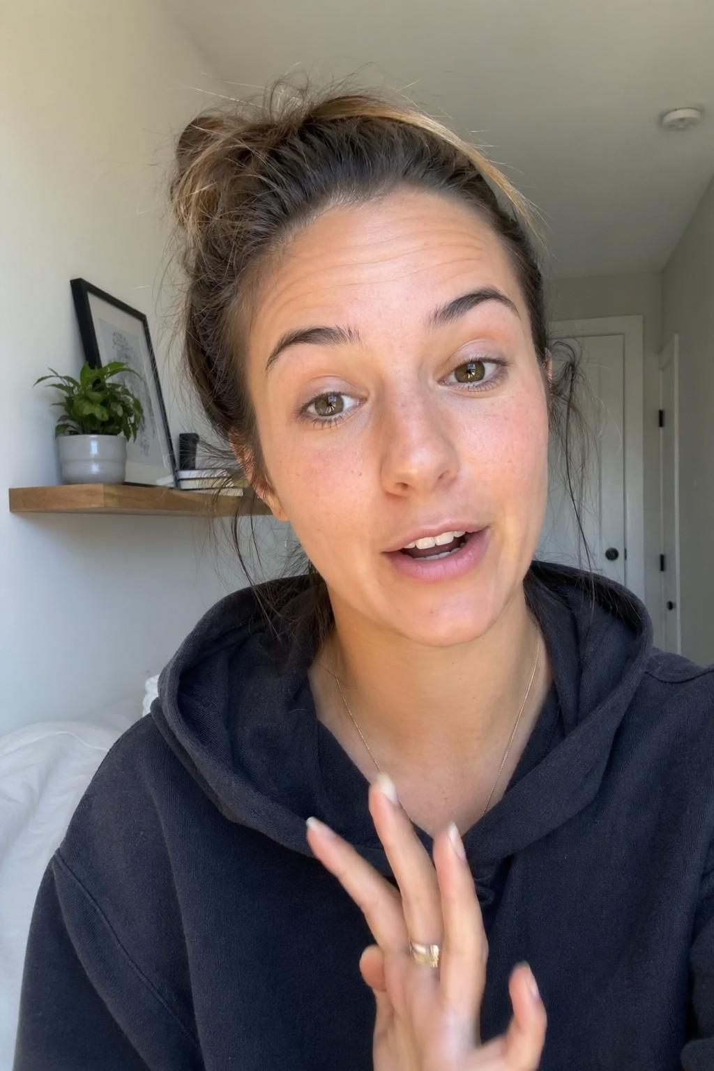 Anuncio testimonial de creador en un feed pensado para móvil